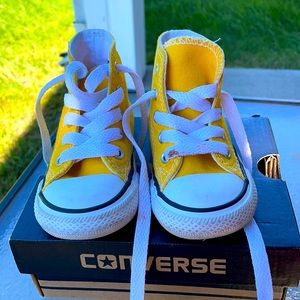 Converse infant size 5 yellow sneakers